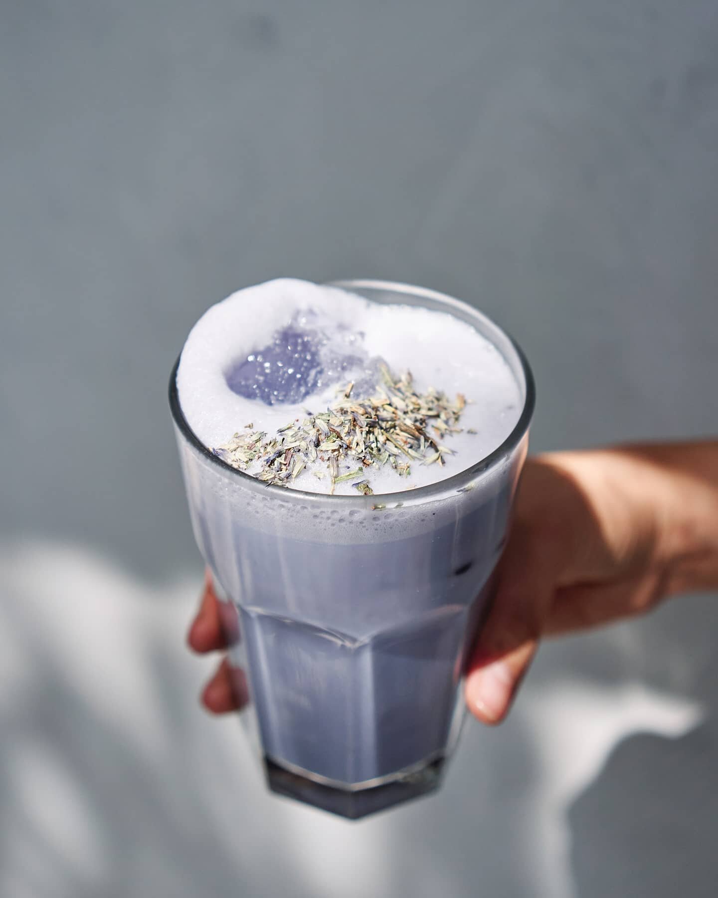 El latte pa' Lavanda ... 
#coffeeshop #coffee #coffeetime  #romanorte #cafecurado #latte #mexican #stayhome #cafeteria #cdmx #romanorte #lavanda #lattelavanda #latteart